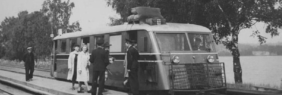 En av HNJs rälsbussar i Vegby under 40-talet.